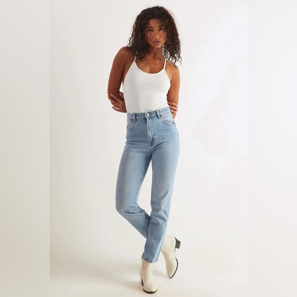 Rollas NWT Dusters Super High Rise Relaxed‎ Light Wash Cigarette Jeans Sz 26 - Picture 1 of 12